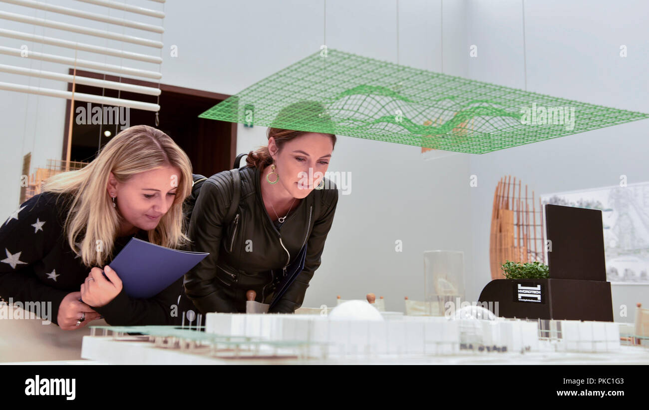 London, UK.  12 September 2018. Visitors view the design of the California Academy of Sciences, in San Francisco, USA, at a preview of 'Renzo Piano: The Art of Making Buildings', an exhibition of works by the internationally renowned architect and Honorary Royal Academician Renzo Piano.  An overview of 16 of his most significant projects are on display in an exhibition which runs 15 September to 20 January 2019 at the Royal Academy of Arts in Piccadilly.   Credit: Stephen Chung / Alamy Live News Stock Photo