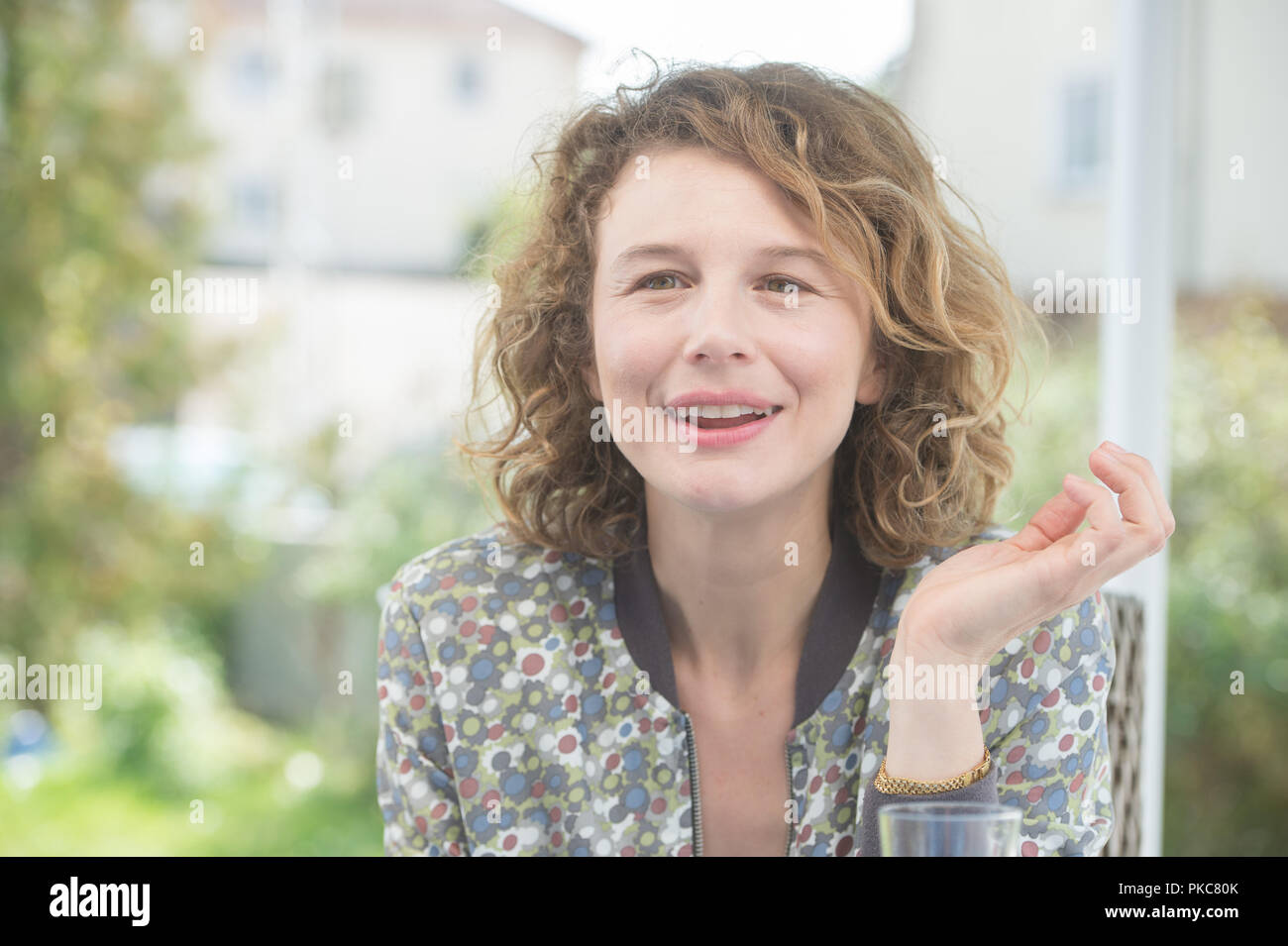 06 September 2018, Lower Saxony, Schwandorf: Actress Anna Maria Sturm gestures during an interview on the feature film "Wackersdorf". Sturm plays the role of her mother, who was then an anti-WAA activist. (on dpa-Korr "Politdrama "Wackersdorf": Resistance against nuclear waste plant" of 13.09.2018) Photo: Timm Schamberger/dpa Stock Photo