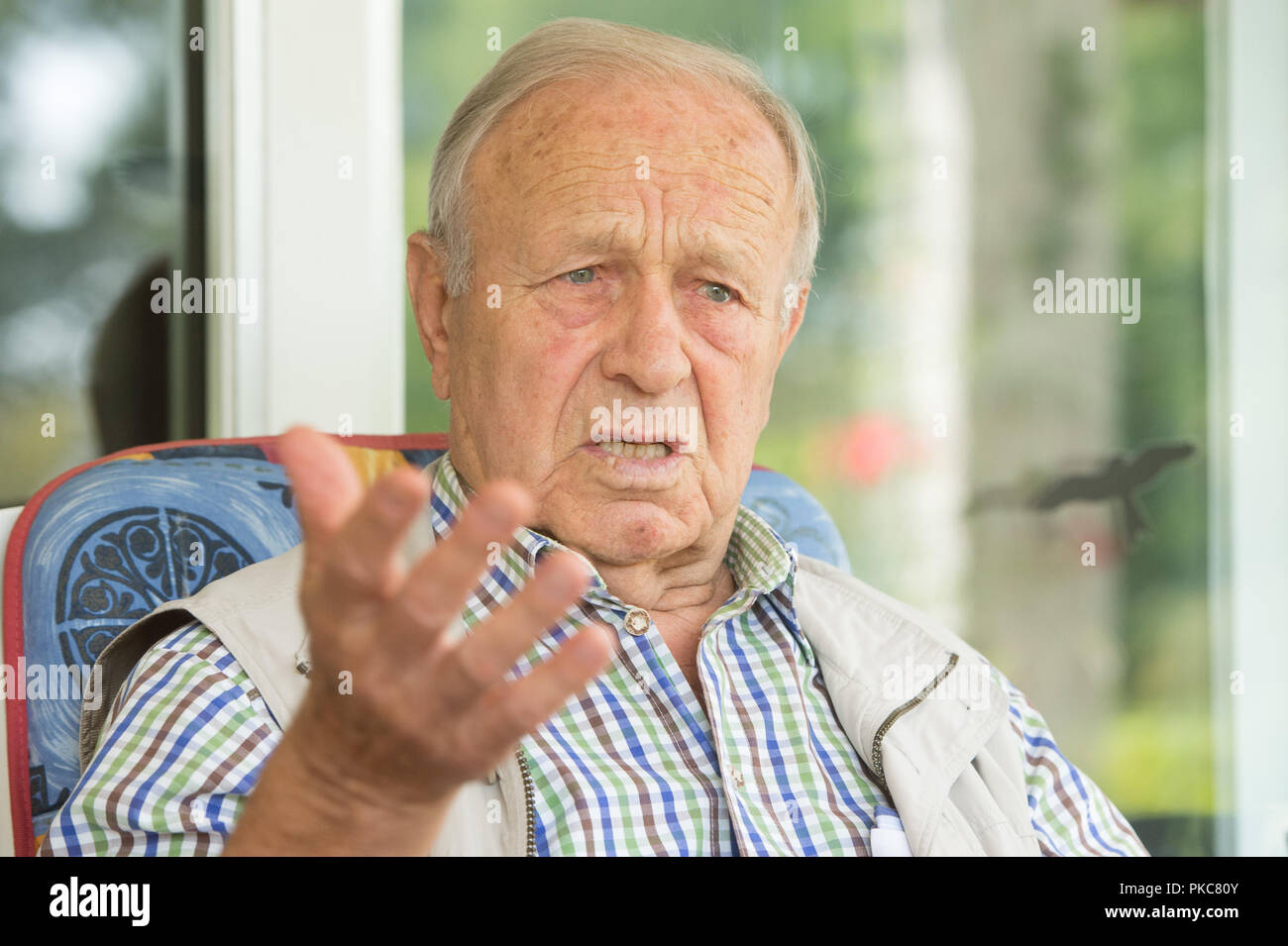 06 September 2018, Lower Saxony, Schwandorf: The former district administrator of the district of Schwandorf, Hans Schuierer (SPD), gestures during an interview on the feature film 'Wackersdorf'. (on dpa-Korr 'Politdrama 'Wackersdorf': Resistance against nuclear waste plant' of 13.09.2018) Photo: Timm Schamberger/dpa Stock Photo