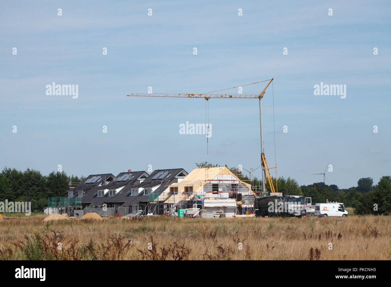 Development area, Detached house, Construction site, Shell, Lilienthal, Lower Saxony, Germany, Europe   I Neubaugebiet, Eingerüstetes Einfamilienhaus, Stock Photo