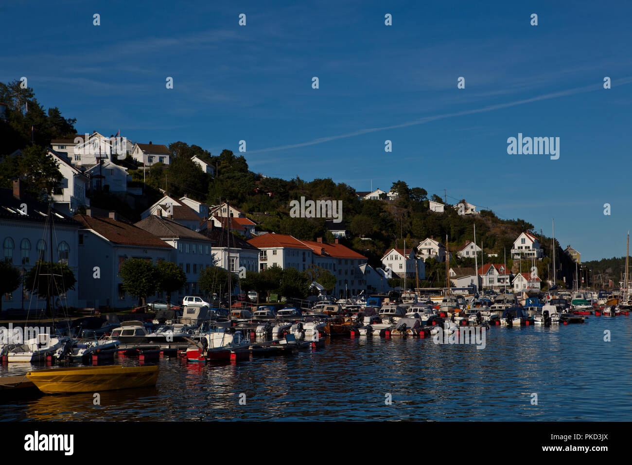 Rundgang durch die hafen und Fischerstadt Risör Stock Photo - Alamy