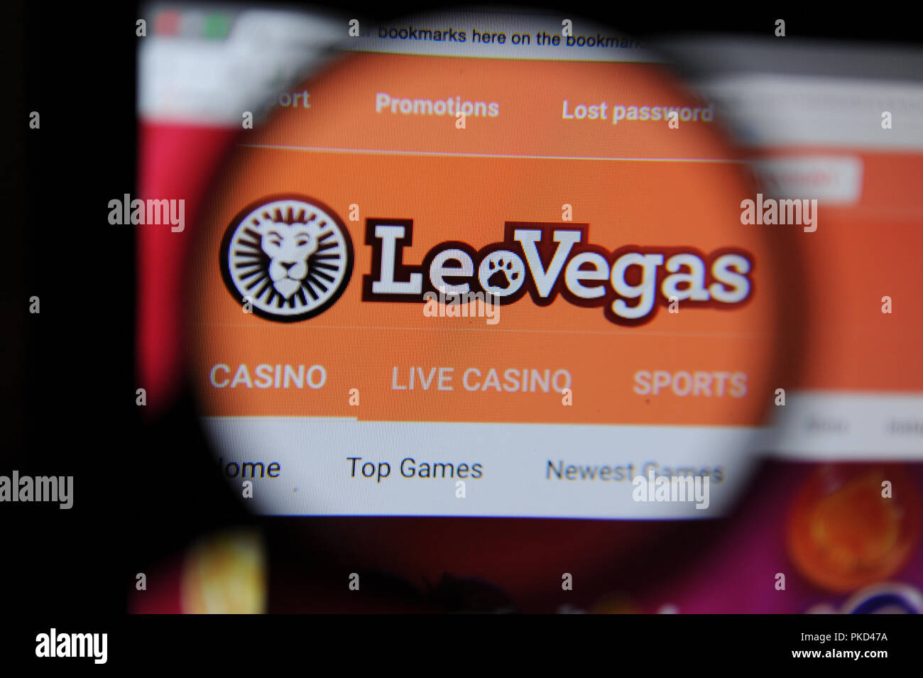 Sitio web de juegos de Leovegas visto a través de una lupa