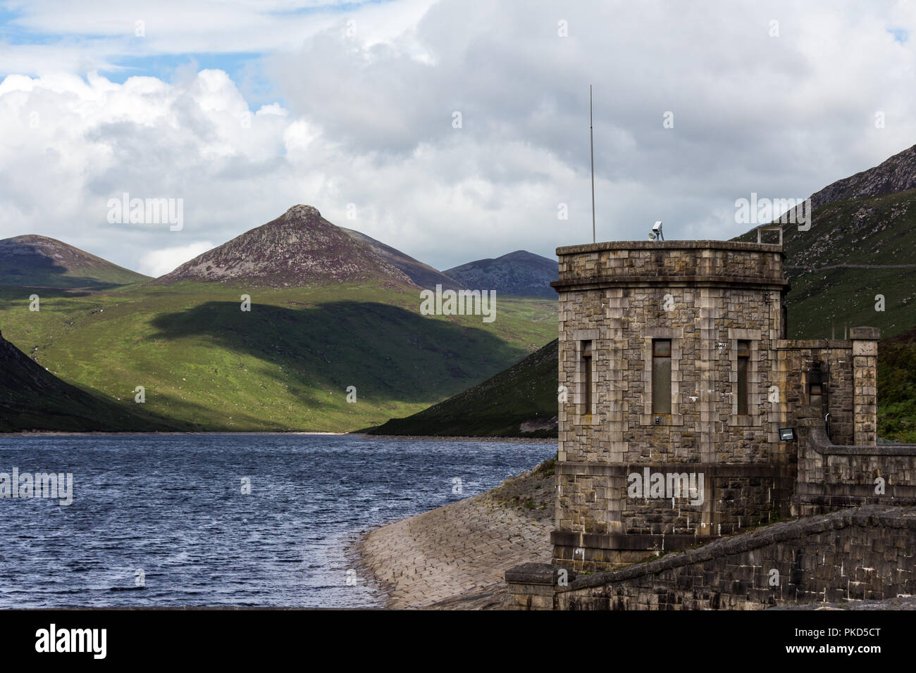 Silent Valley Reservoir and NI Water treatment facility with view  to Doan Mountain in the Mourne Mountains. SIlent Valley, near Kilkeel,  County Down Stock Photo