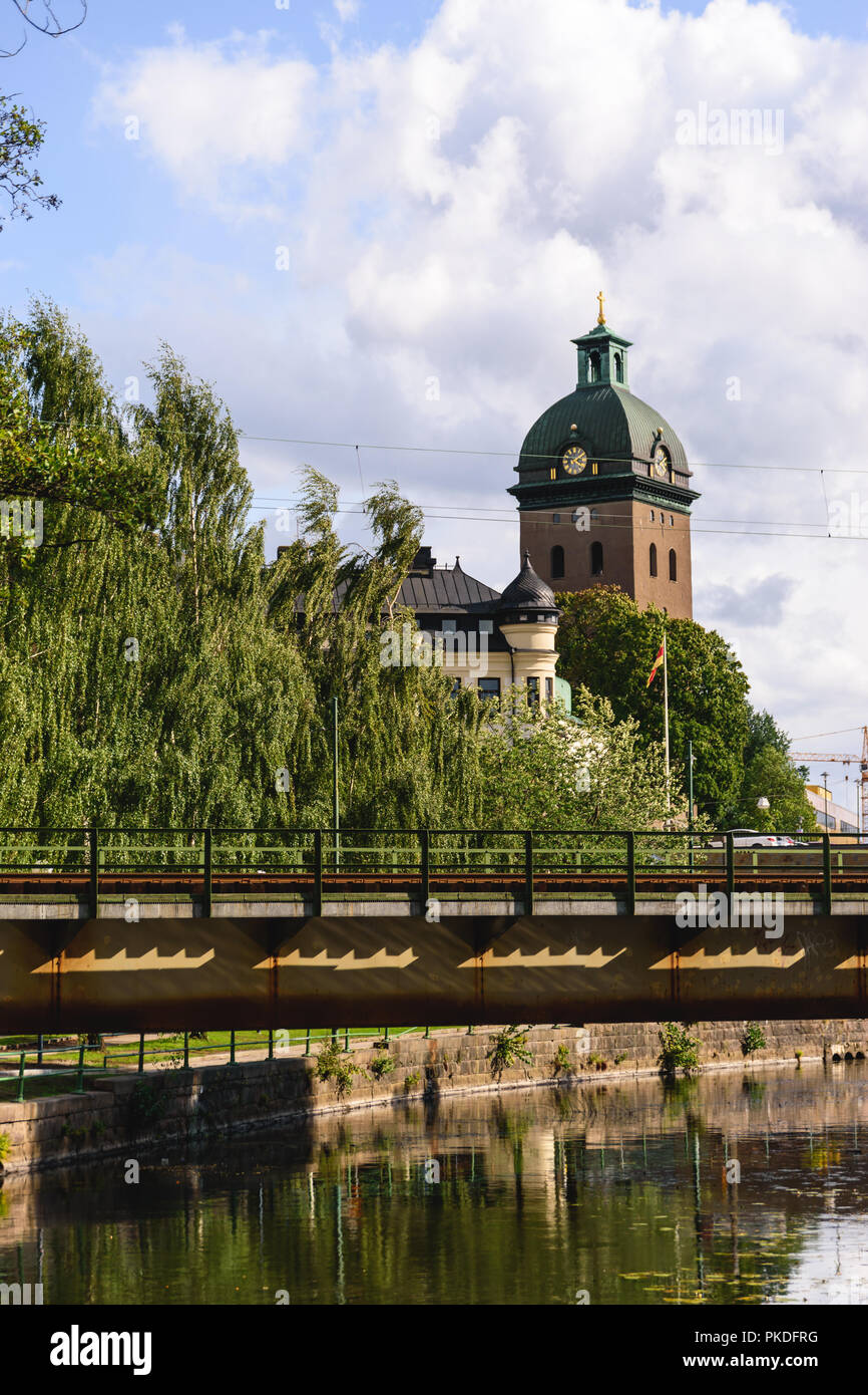 Caroli kyrka och frsamlingshem hittar du p Skolgatan 1, ett stenkast frn torget mitt i Bors centrum. Caroli kyrka och frsamlingshem - Svenska kyrkan i Bors