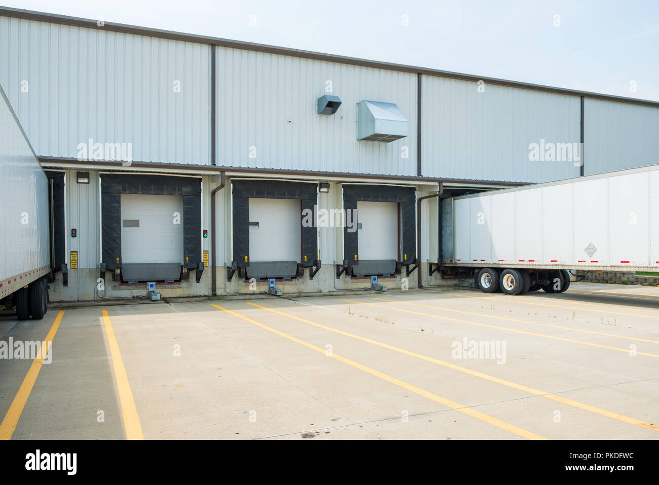 Loading dock building usa hires stock photography and images Alamy