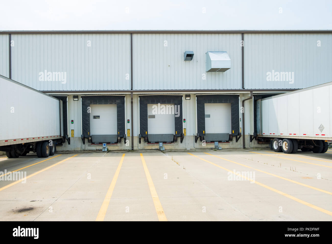 Semi tractor trailer doors hi-res stock photography and images - Alamy
