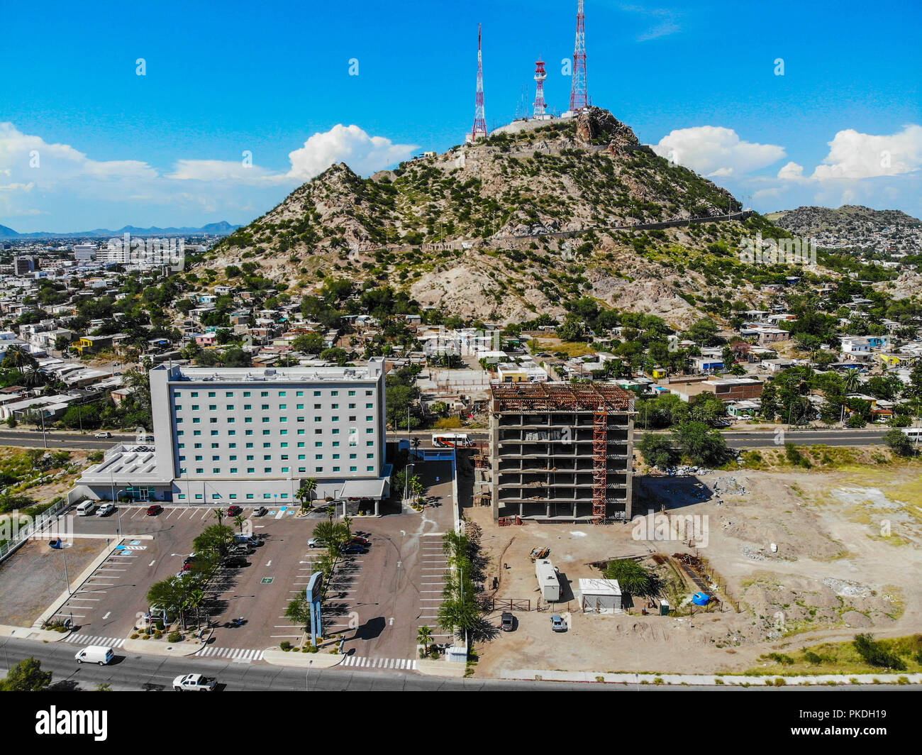 Hampton Inn by Hilton Hermosillo y Cerro de la Campana. Paisaje urbano ...
