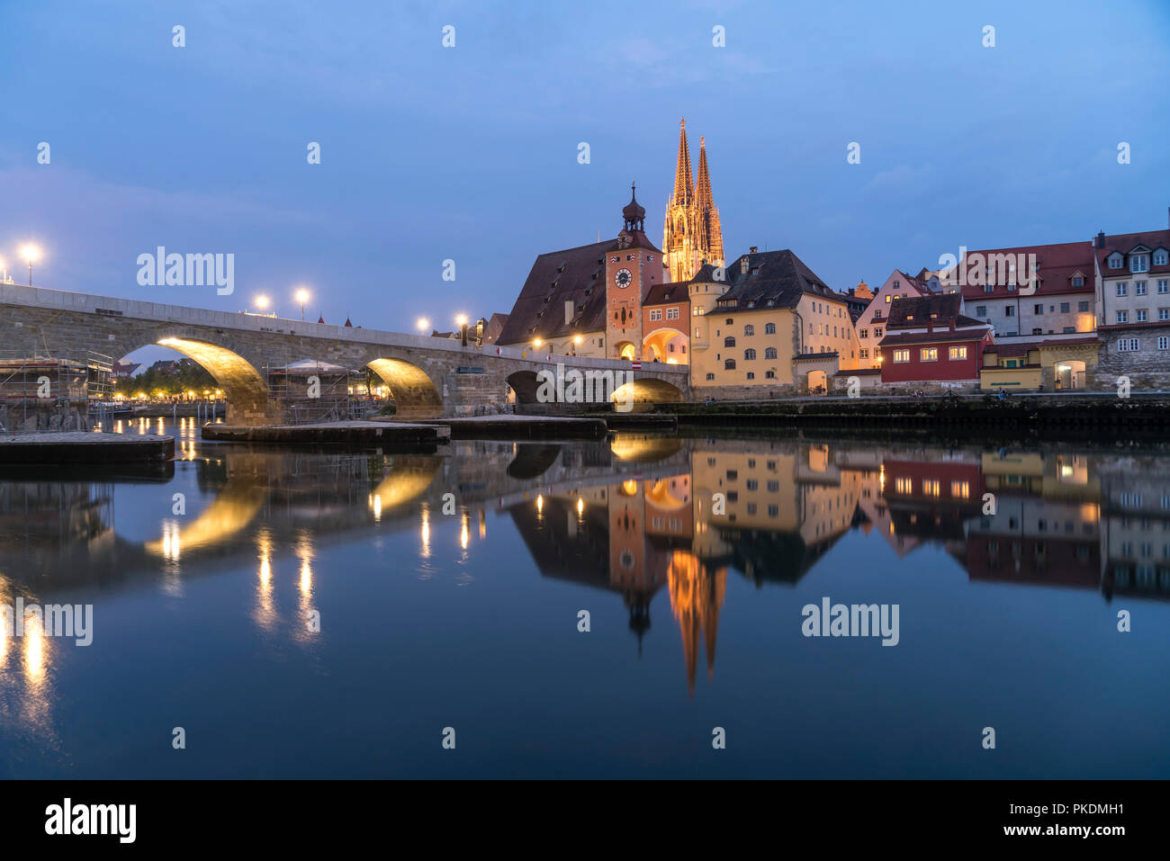 Stadtansicht mit Donau, Altstadt, Steinerne Brücke und Dom St. Peter in der Abenddämmerung, Regensburg, Bayern, Deutschland, Europa | cityscape with D Stock Photo
