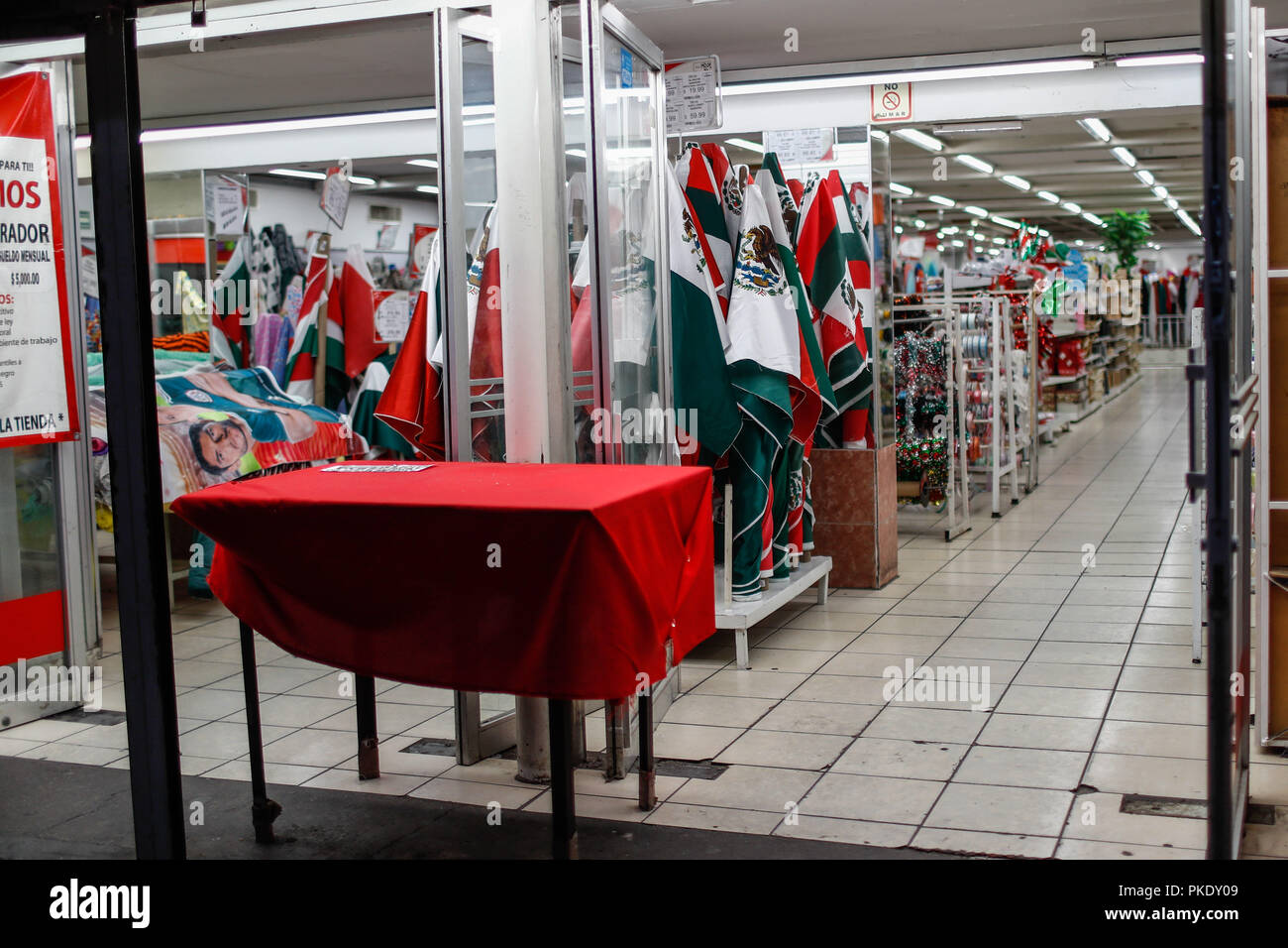 TELAS. PARISINA. Sideboard and display cabinet during the night. Daily life  in the historic center of Hermosillo, Sonora, Mexico. Street Photography.  (Photo: Luis Gutierrez / NortePhoto) Aparador y vitrina durante la noche.