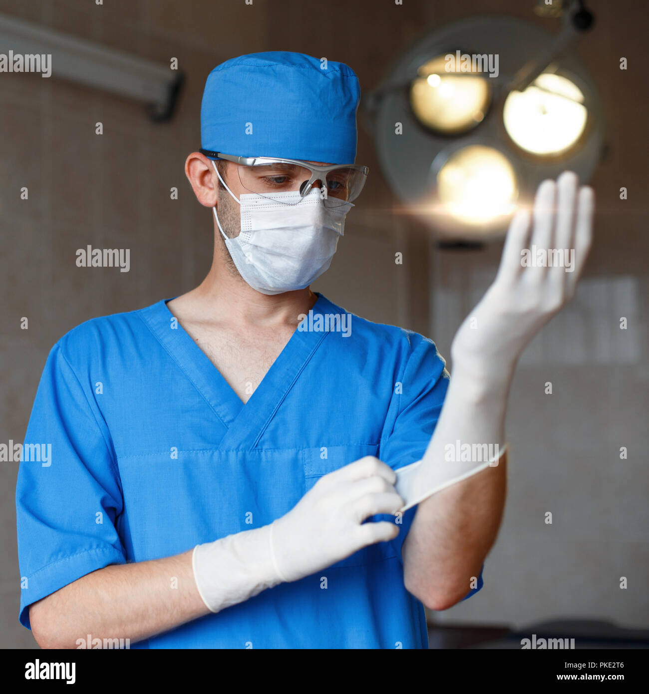 Подготовка рук к операции. Хирург обрабатывает руки. Хирургическая операция в перчатках. Хирурги готовятся к операции.