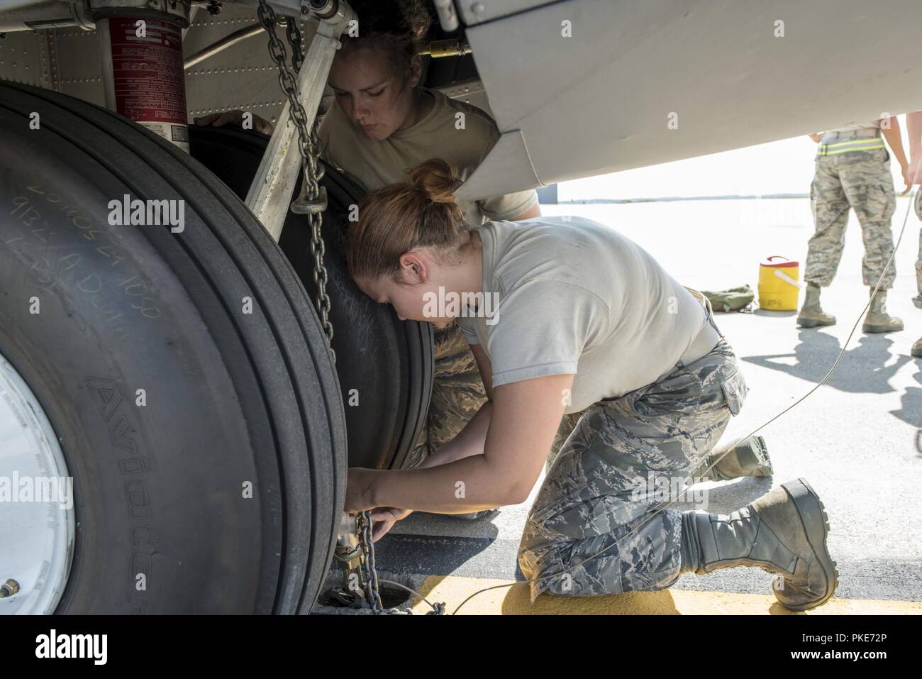 U s army mechanics inspect hi-res stock photography and images - Alamy