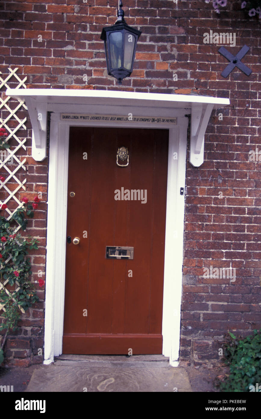 NOT 1167365 DOOR TO OFF LICENCE PUB Denham Buckinghamshire UK Stock Photo