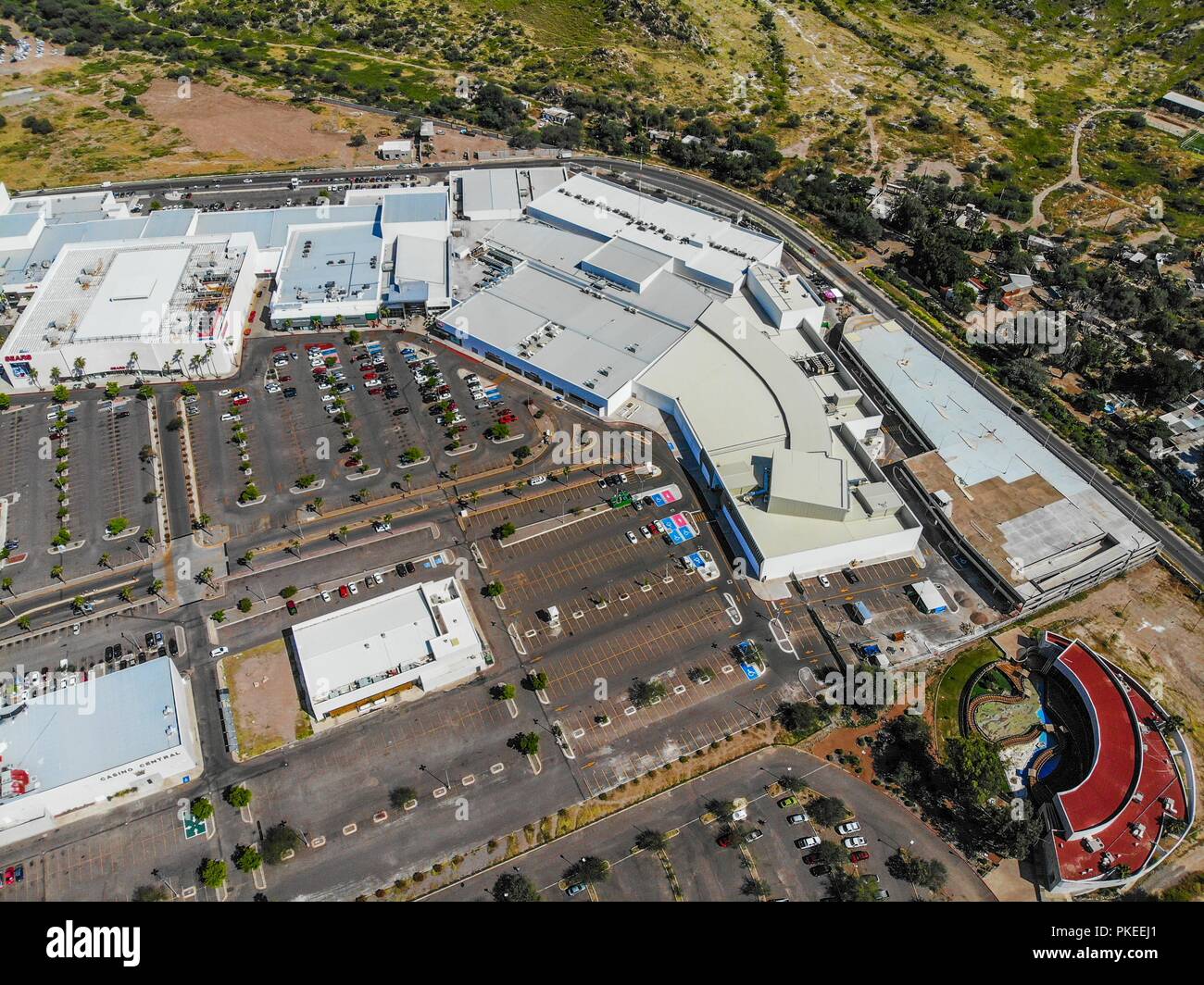 Paisaje urbano, paisaje de la ciudad de Hermosillo, Sonora, Mexico. Estacionamiento de autos y centro comercial Galerias Mall. Urban landscape, landsc Stock Photo