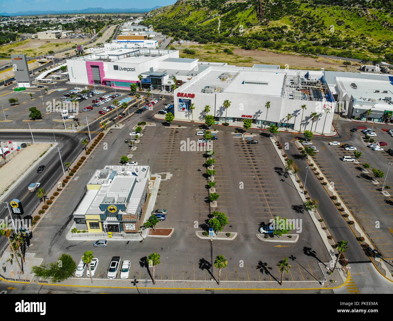 Paisaje urbano, paisaje de la ciudad de Hermosillo, Sonora, Mexico. Restaurante Bufalo Wild Wings en Galerias Mall. Estacionamiento vacío.  Urban land Stock Photo