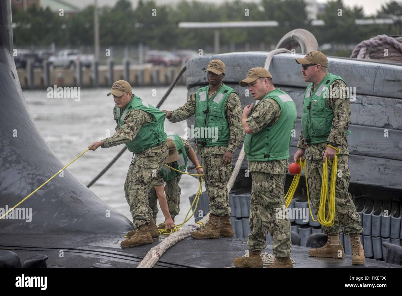 NORFOLK, Va. (July 26, 2018) Sailors aboard the Virginia-class attack submarine USS Washington (SSN 787) perform line handling duties as the ship moors pierside at Naval Station Norfolk. Washington is the Navy's 14th Virginia-class attack submarine and the third commissioned Navy ship named for the State of Washington. Stock Photo