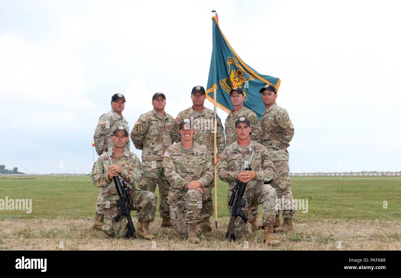 The U.S. Army Marksmanship Unit’s Team USAMU Craig wins the National Trophy Team Match and breaks the 2006 record with a score of 2968-141x during the 2018 Camp Perry Rifle Nationals in Port Clinton, Ohio. The old record of 2958-113x was set by U.S. Marine Corps Team Arrieta. Team members (from left to right) are: (back row) Sgt. 1st Class Shane Barnhart (Ashley, Ohio); Staff Sgt. Joseph Peterson-team captain (Mobile, Alabama); Sgt. 1st Class Walter Craig-team coach (Cleveland, Tennessee); Sgt. 1st Class Brandon Green (Bogalusa, Louisiana); Staff Sgt. David Bahten (Sonora, California); (front  Stock Photo