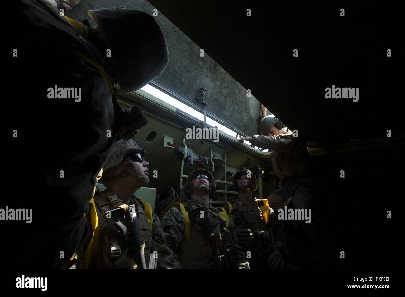 Үлкен әтештері бар қара еркектердің тобы аққұбаны трахает