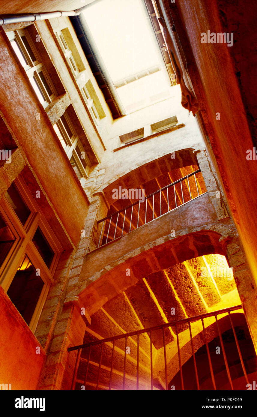 the historic passageway traboule complex between the rue du Boeuf 27