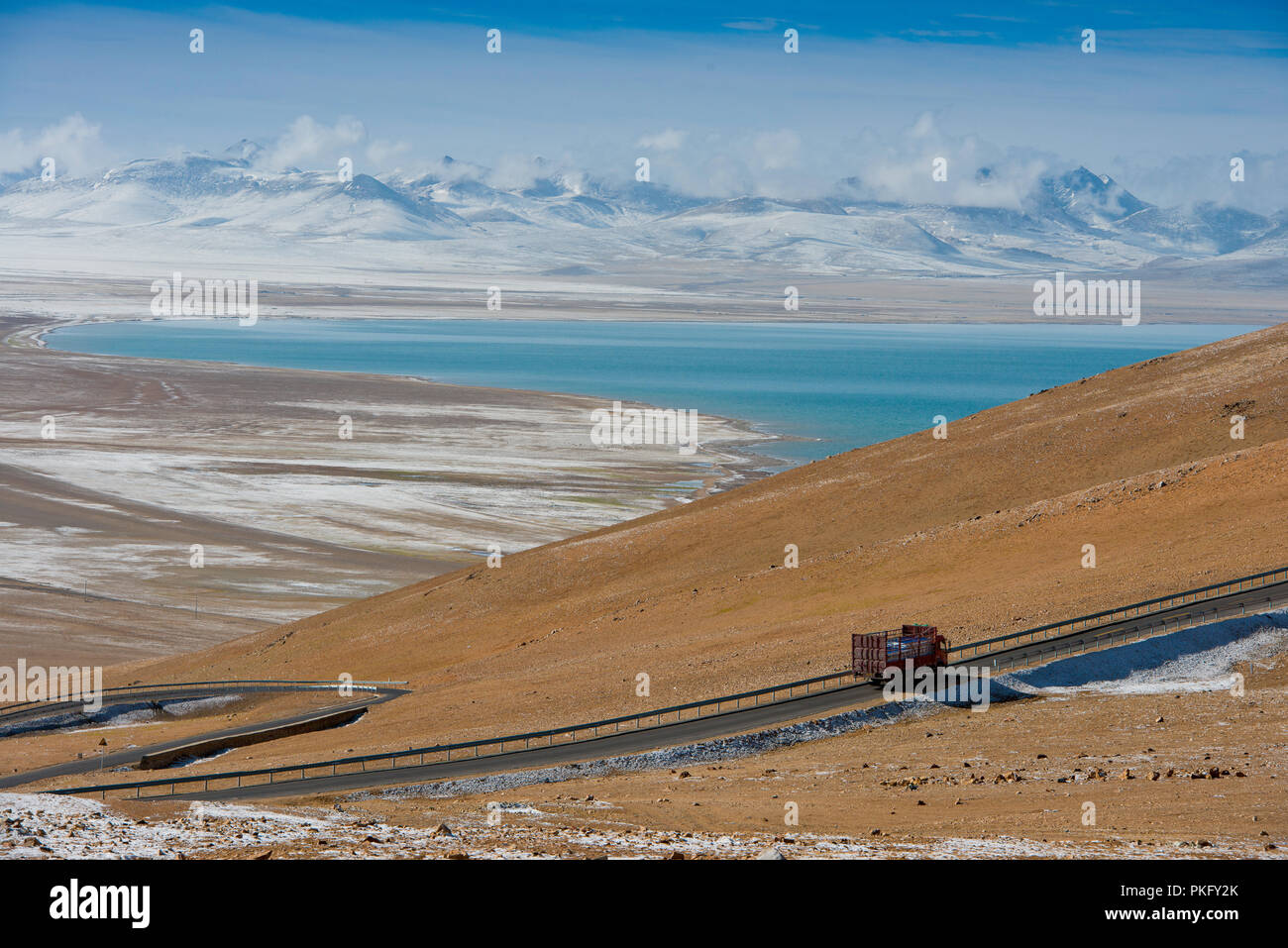 Pass road near the Namtsosee (4627m) to the Nyengchen Thangla mountains, Tibet, China Stock Photo