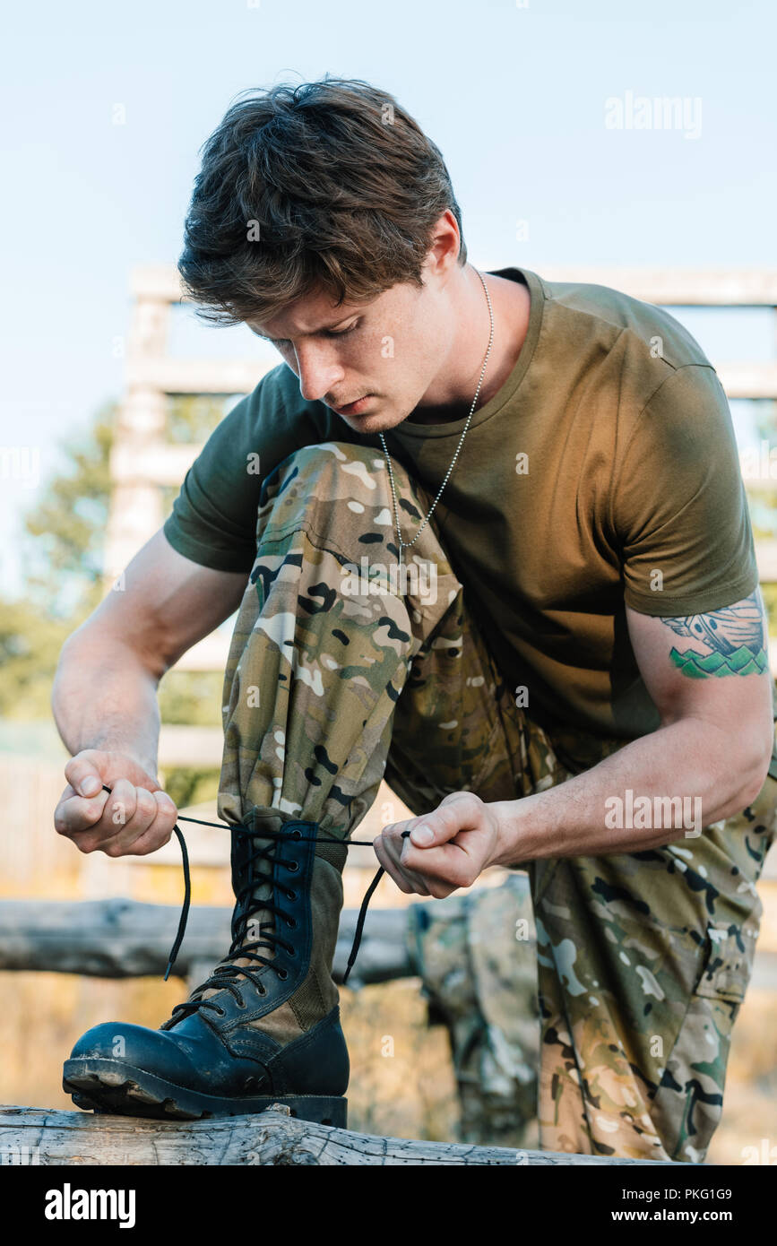 Military shoelace clearance tying