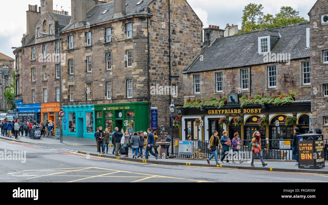 EDINBURGH SCOTLAND CANDLEMAKER ROW THE GREYFRIARS BOBBY STATUE AND TOURISTS Stock Photo