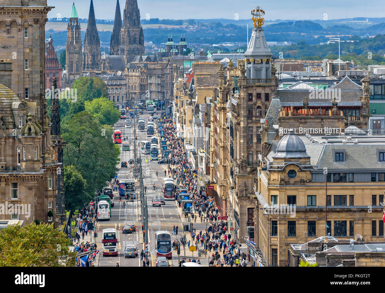 EDINBURGH SCOTLAND PRINCES STREET WITH PEOPLE SHOPPING AND MANY BUSES Stock Photo