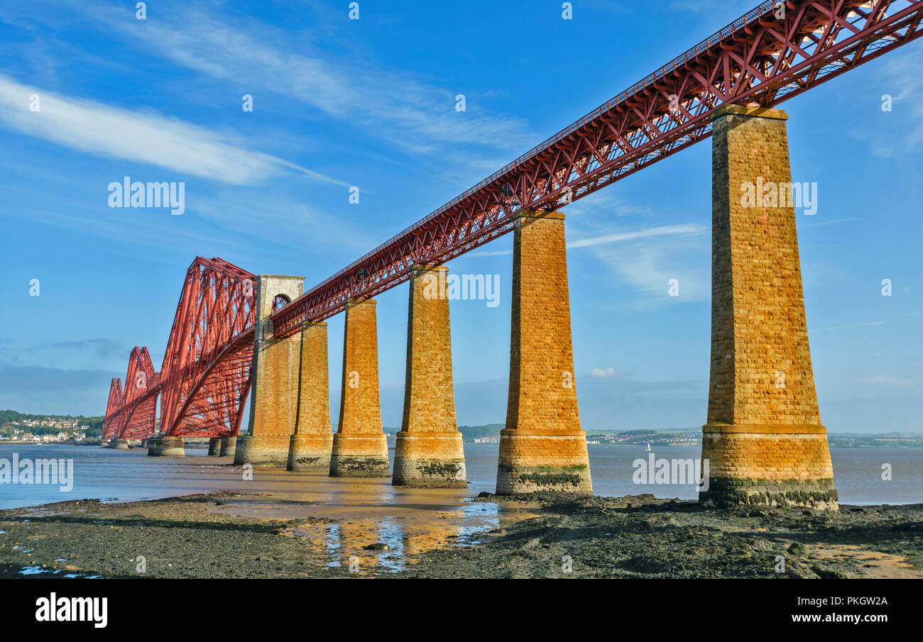 FORTH RAILWAY BRIDGE SCOTLAND OVER THE FIRTH AT LOW TIDE WITH EARLY MORNING SUNSHINE Stock Photo