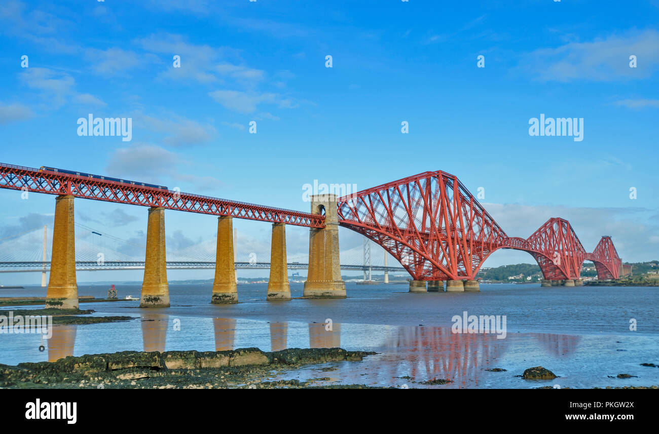 FORTH RAILWAY BRIDGE SCOTLAND OVER THE FIRTH AT LOW TIDE WITH TRAIN Stock Photo