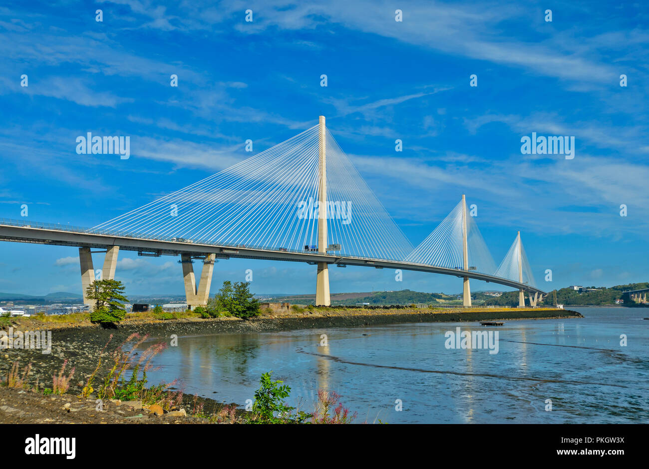 QUEENSFERRY CROSSING ROAD BRIDGE FIRTH OF FORTH SCOTLAND REFLECTIONS AT LOW TIDE Stock Photo