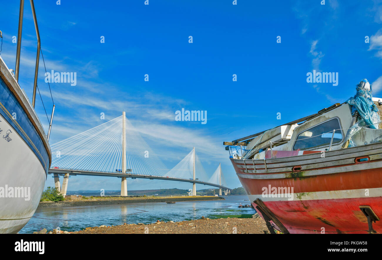 QUEENSFERRY CROSSING ROAD BRIDGE FIRTH OF FORTH SCOTLAND THE BRIDGE BETWEEN TWO YACHTS Stock Photo