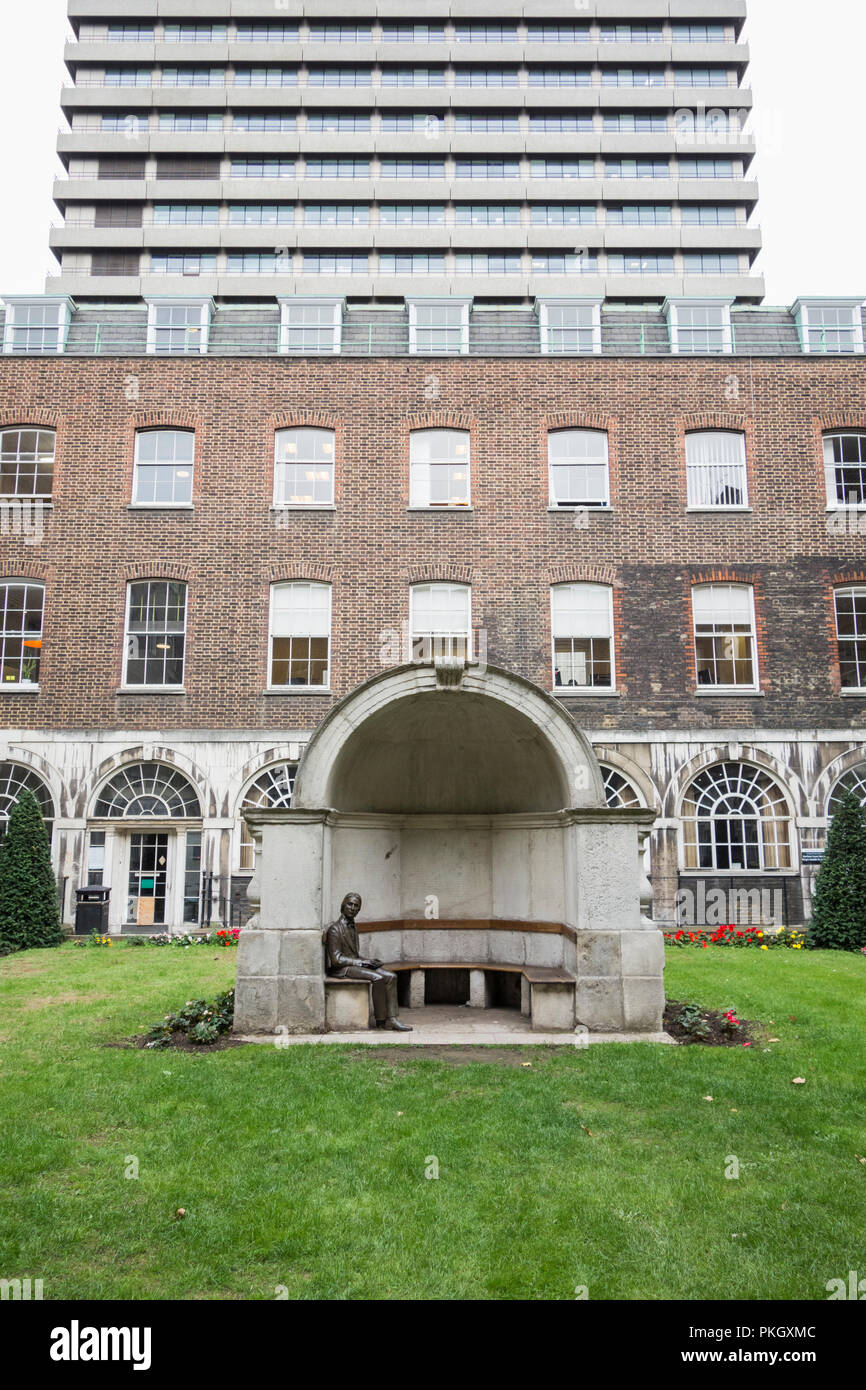 Stuart Williamson's bronze statue of John Keats sitting in an old London Bridge alcove at Guy's Hospital, Great Maze Pond, London, SE1, UK Stock Photo