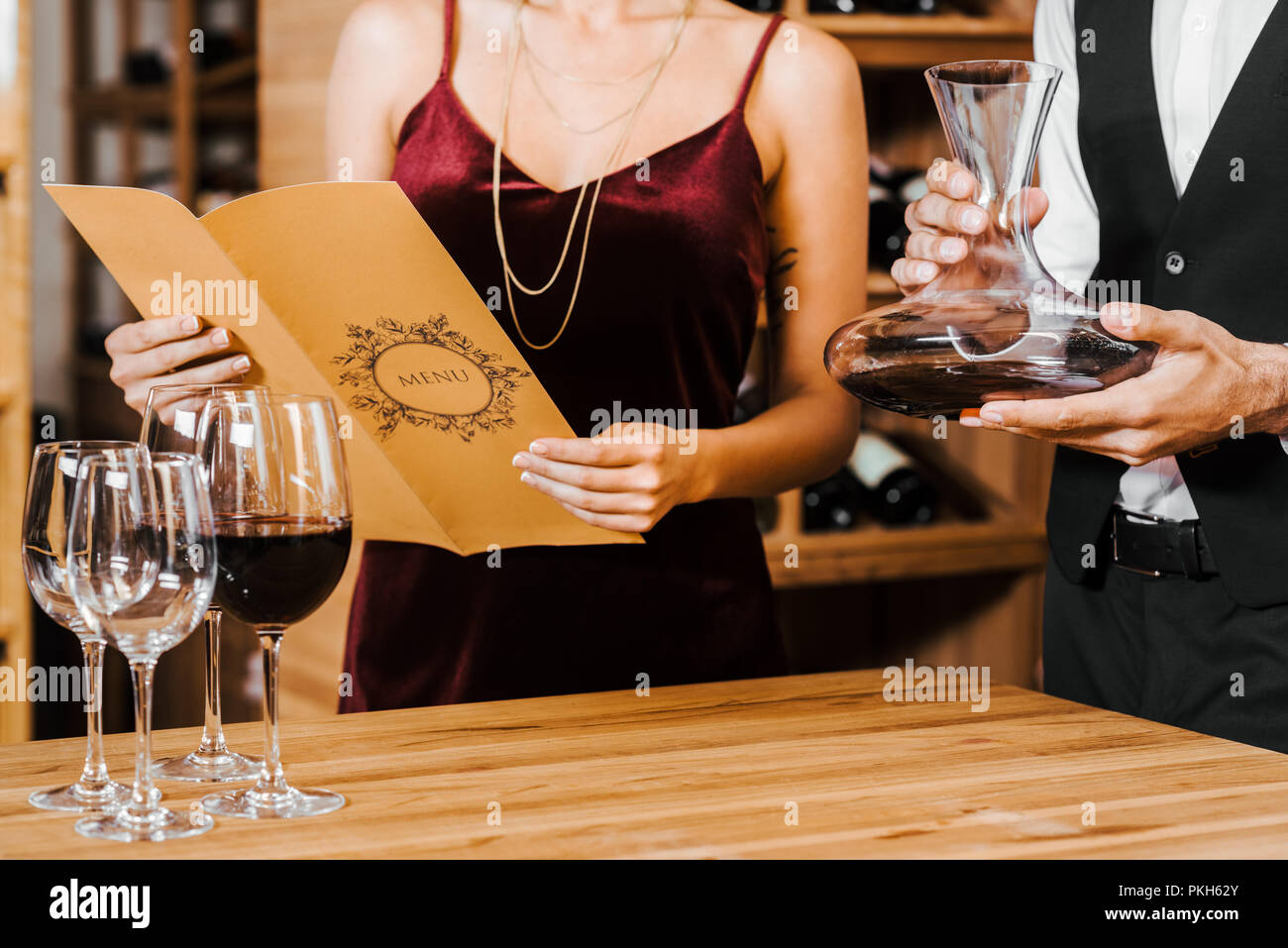 официант наливает вино в ресторане. Simple wine бокс 6 бутылок. Wine clients. банкет. Wine clients.