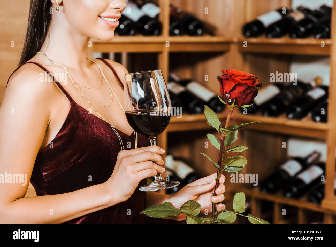 Хочу цветочки и вина. Девушка с вином. Вино с женщиной в платье. Красивые девушки с вином. Красивая женщина с вином.