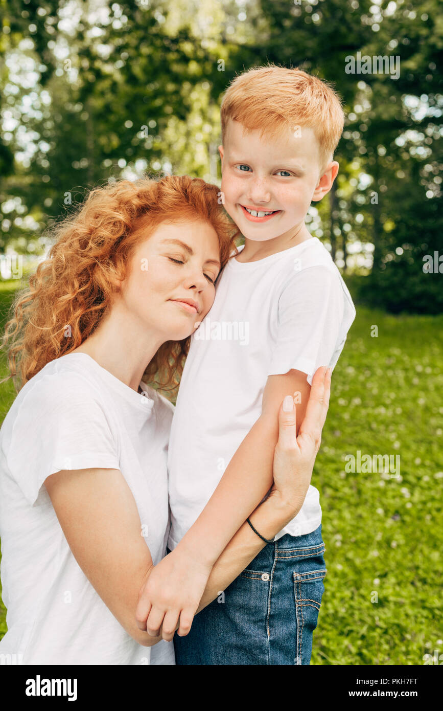 Мальчик обнимает маму. Фотосессия младенцев. Сын е молодую маму. Женщина с сыном. Красивые фотосессии мама с сыном.