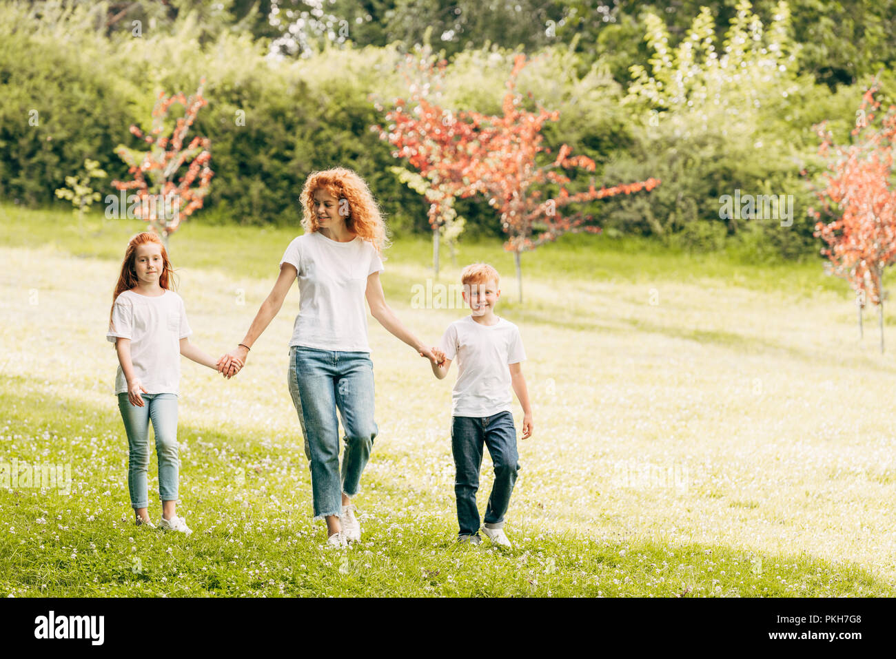 Two children, holding hands hi-res stock photography and images - Alamy