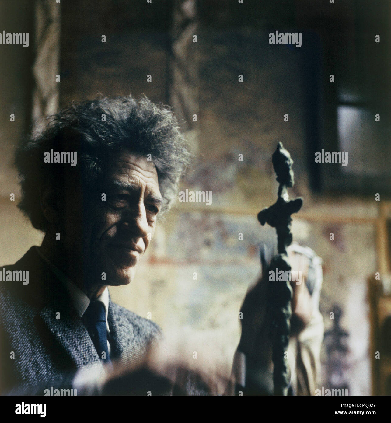 Alberto Giacometti, Schweizer Bildhauer, Maler und Grafiker, in seinem  Atelier in Paris, Frankreich 1962. Swiss sculptor, painter and graphic  artist Alberto Giacometti at his studio in Paris, France 1962 Stock Photo -  Alamy