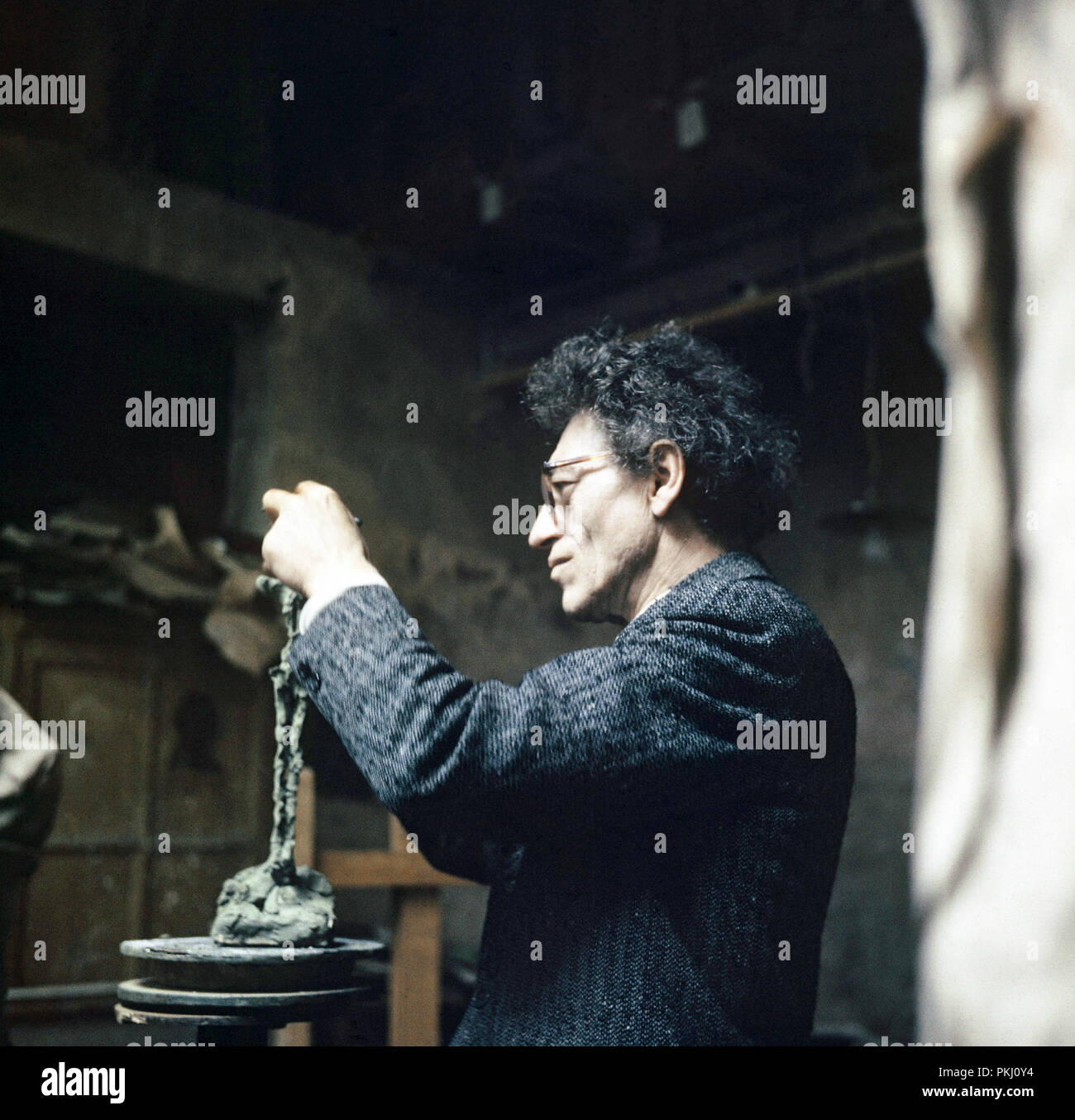 Alberto Giacometti, Schweizer Bildhauer, Maler und Grafiker, in seinem  Atelier in Paris, Frankreich 1962. Swiss sculptor, painter and graphic  artist Alberto Giacometti at his studio in Paris, France 1962 Stock Photo -  Alamy