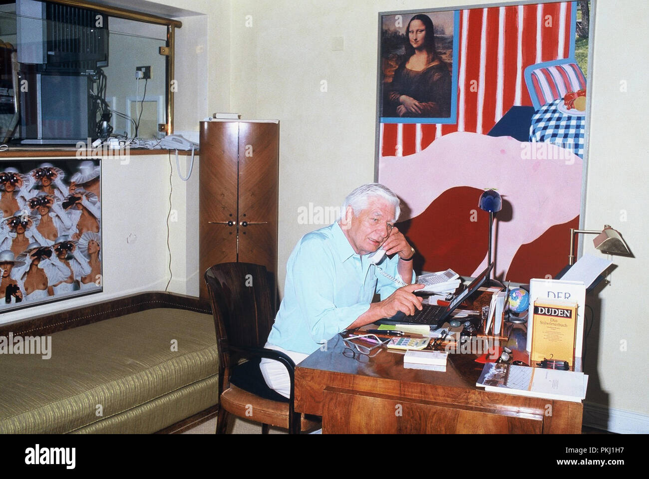 Gunter Sachs am Schreibtisch während eines Telefonats, 2000er. Gunter Sachs at the desk during a phone call, 2000s. Stock Photo