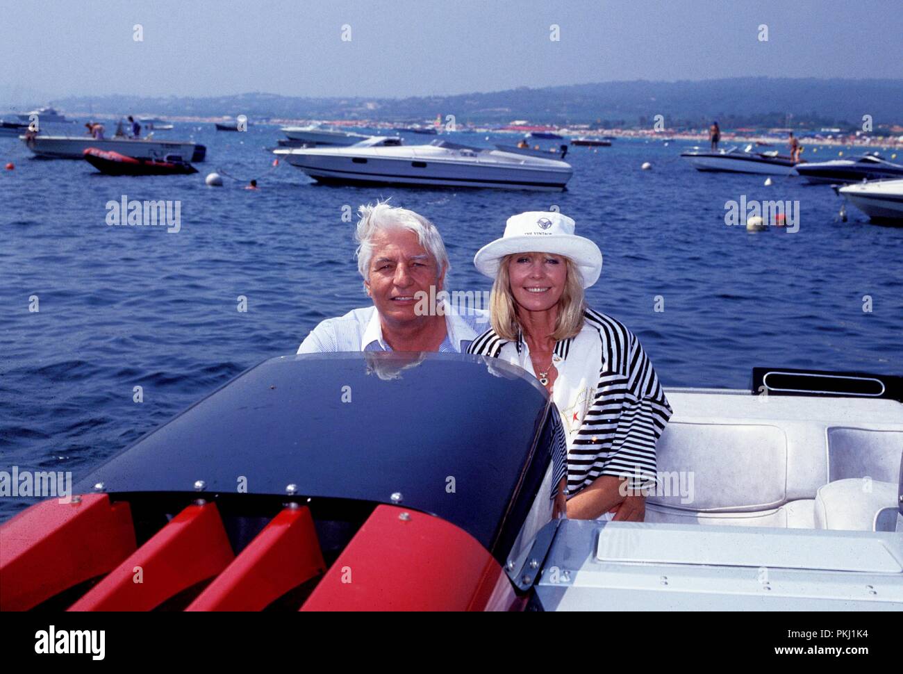 Gunter Sachs mit Ehefrau Mirja beim Bootfahren vor St. Tropez, Frankreich 2000er Jahre. Gunter Sachs with his wife Mirja in a motorboat near St. Tropez, France 2000s. Stock Photo