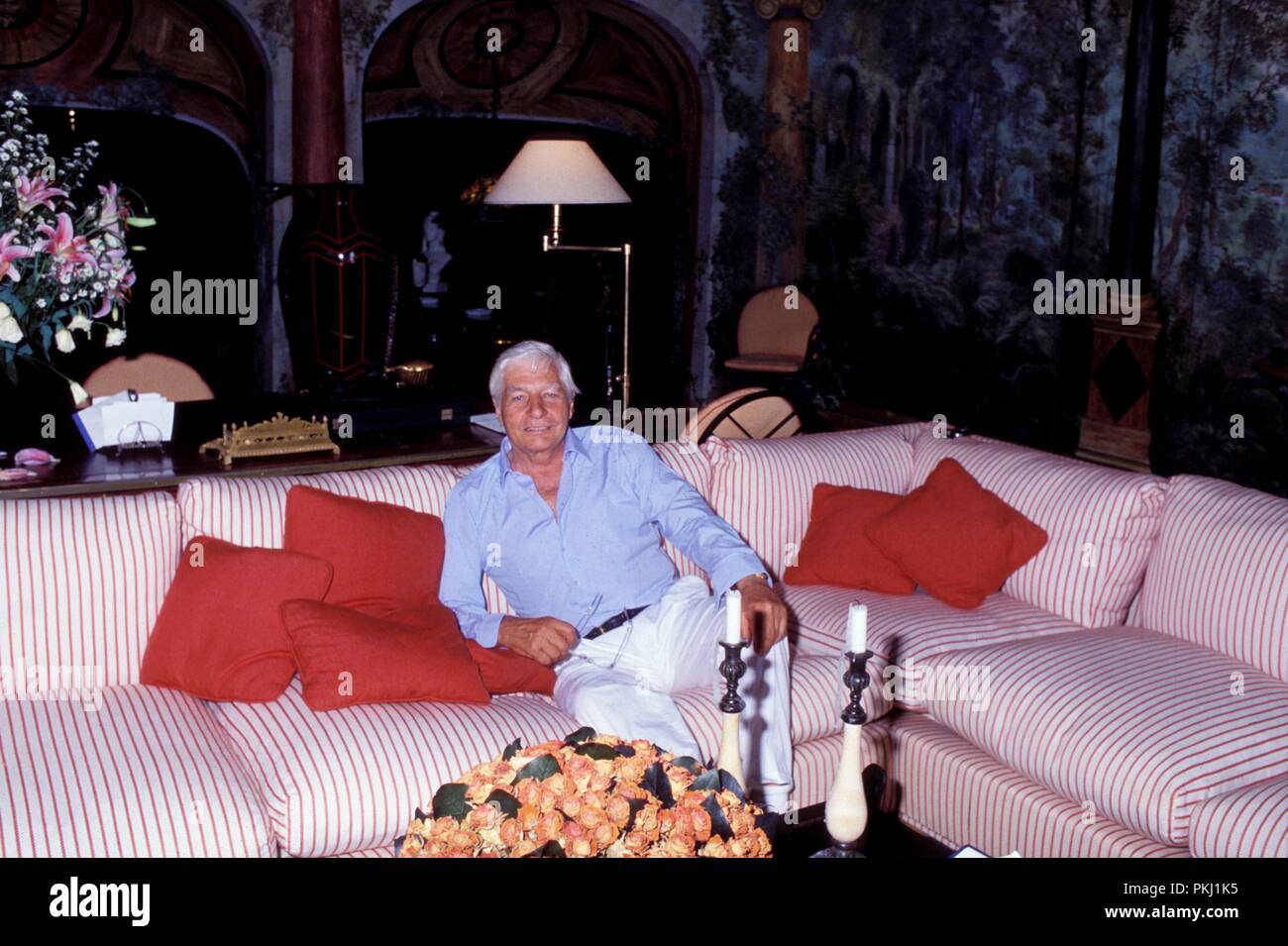 Gunter Sachs entspannt und posiert auf einem Sofa, 2000er Jahre. Gunter Sachs relaxes and poses on a sofa, 2000s. Stock Photo