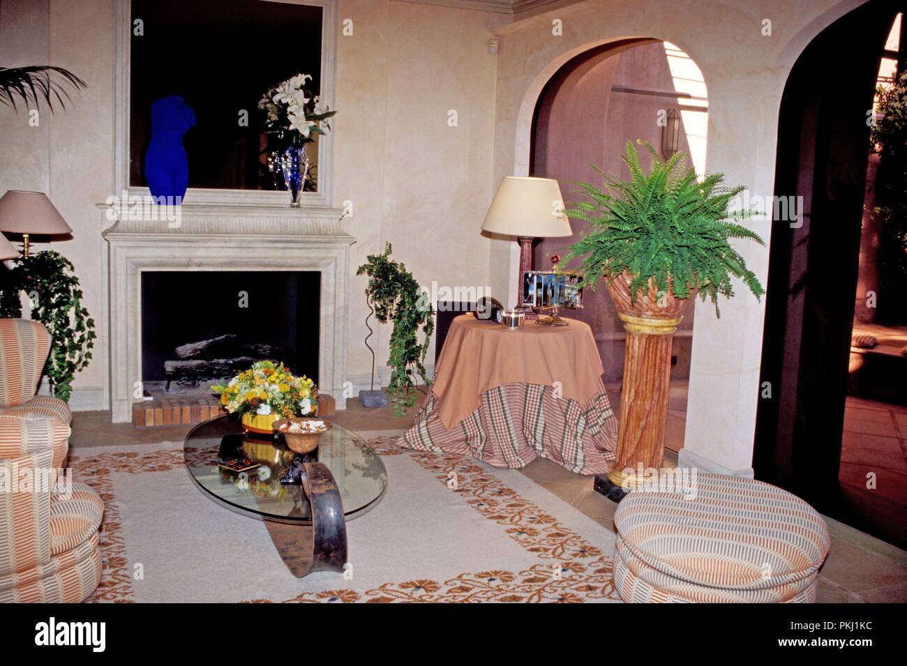 Wohnzimmer von Gunter Sachs Anwesen in St. Tropez, Frankreich 2004. Living room of Gunter Sachs estate in St. Tropez, France 2004. Stock Photo