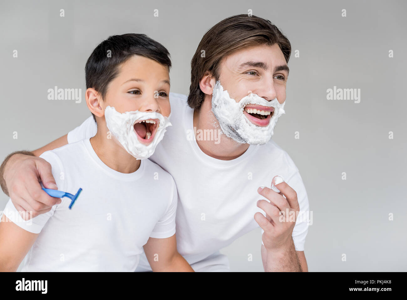 Сын возбудил отца. Подросток бреется. Папа и сын пена для бритья. Идея для фотосессии папа и сын с пеной для бритья.
