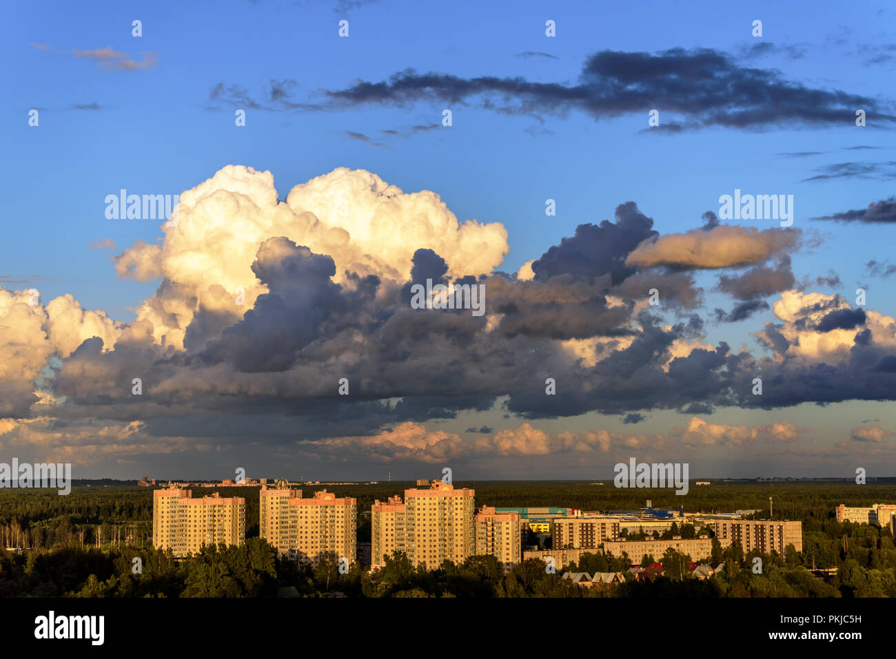 Big fluffy clouds and landscape hi-res stock photography and images - Alamy