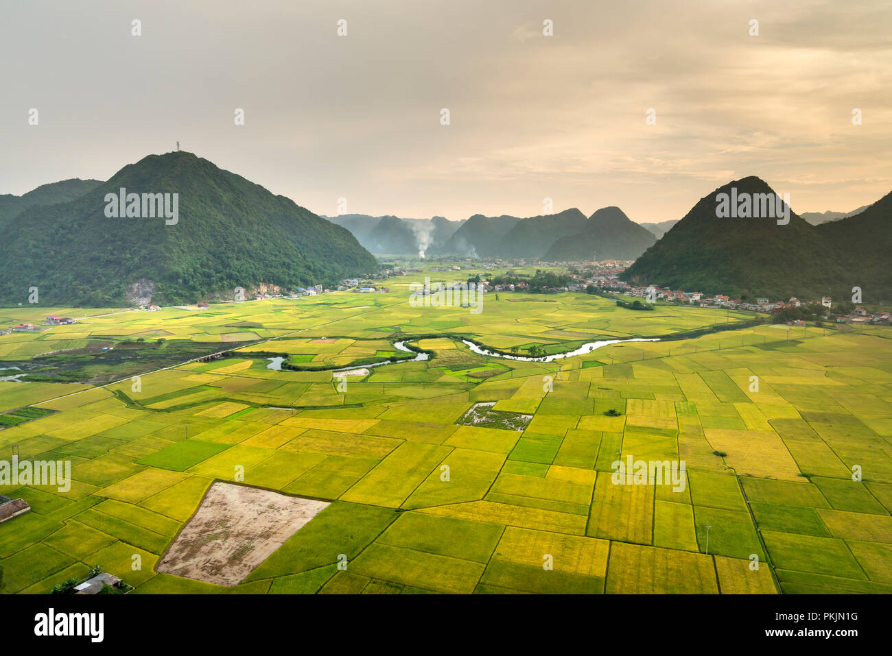 panoramic-view-of-bac-son-valley-from-the-top-of-mount-na-lay-in-bac