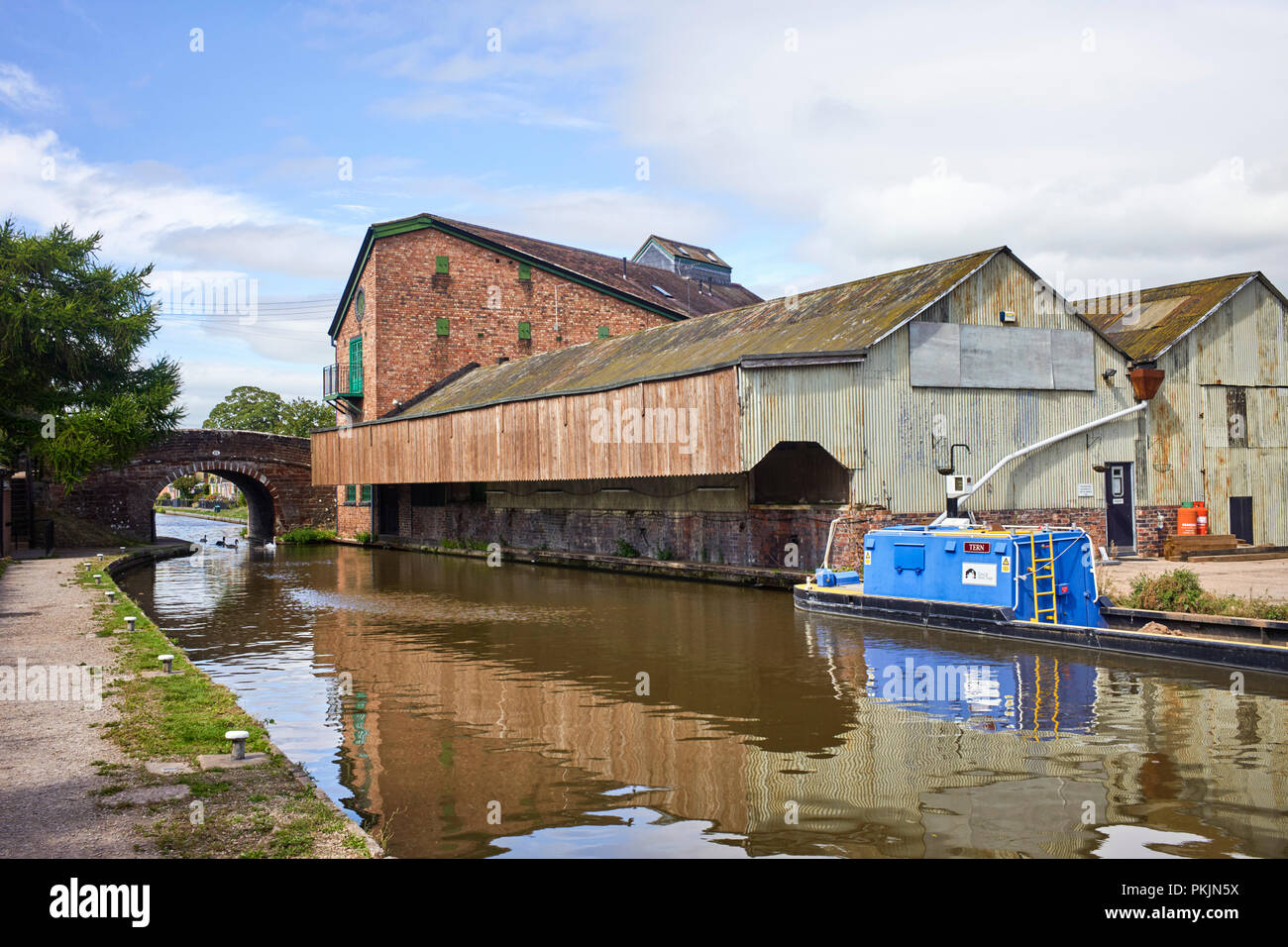 Warehouse and overhanging canopy at Market Drayton on the Shropshire Union canal Stock Photo