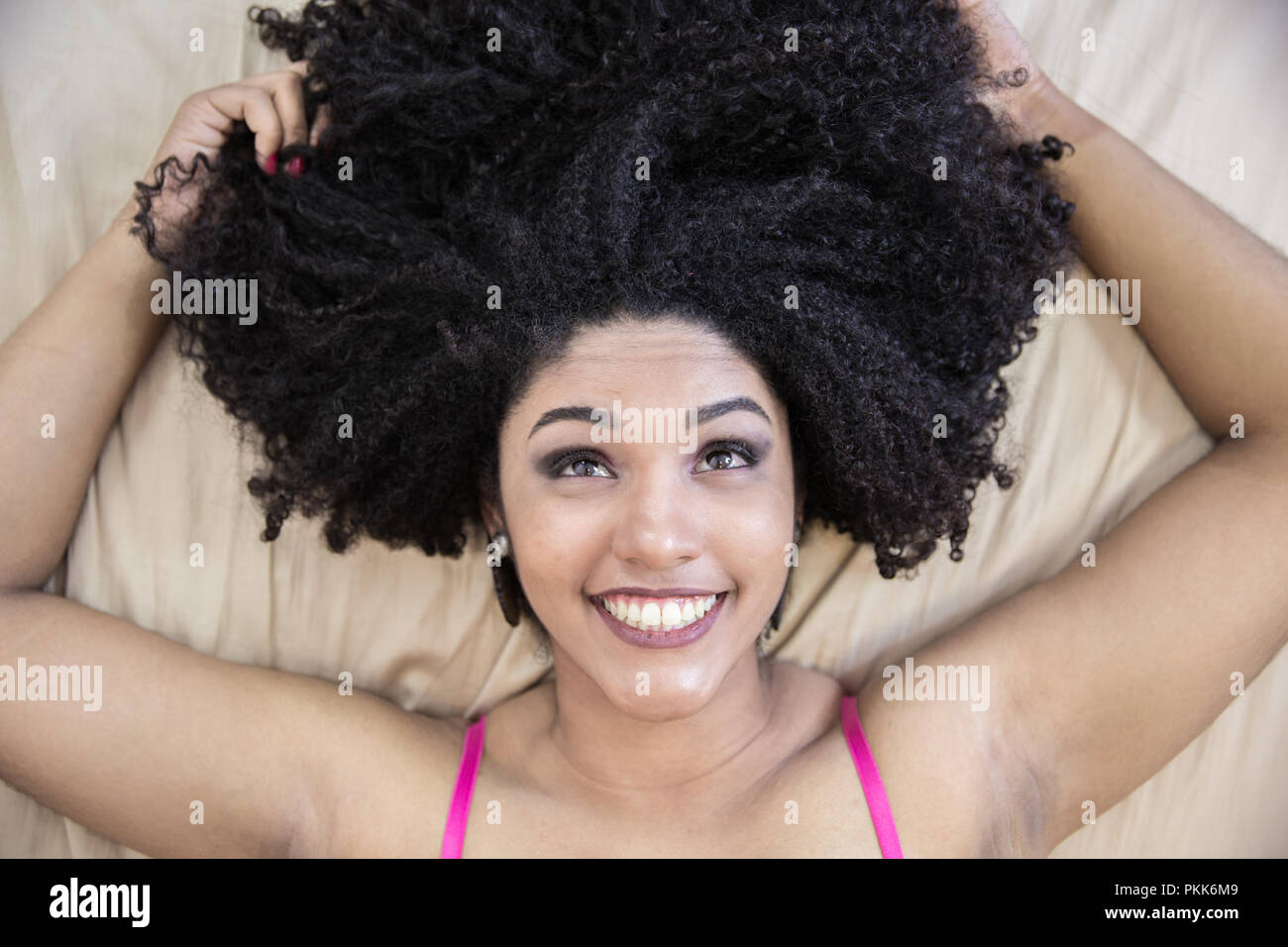 Portrait of smiling young black woman Stock Photo - Alamy