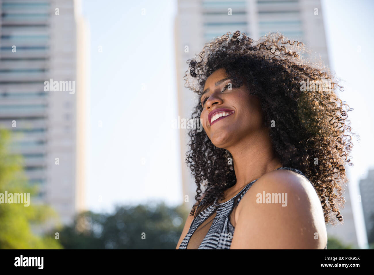 Portrait of smiling young black woman Stock Photo - Alamy