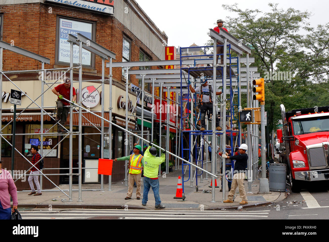 Workers erecting sidewalk scaffolding in New York City Stock Photo