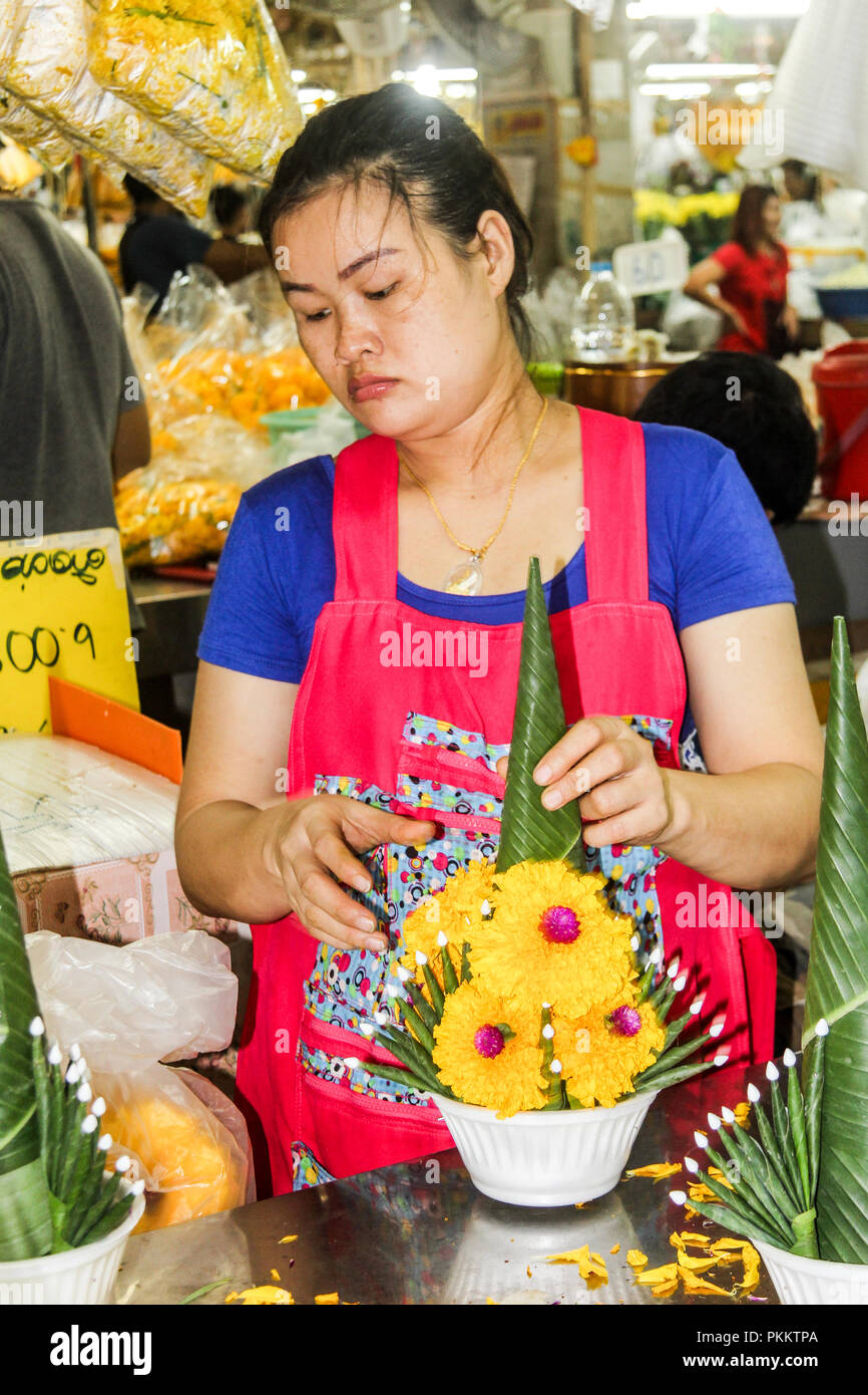 Bangkok, Thailand - 15th June 2016: Thai woman making flower basket, Pak Khlpong Talat flower market. The market is open every day. Stock Photo