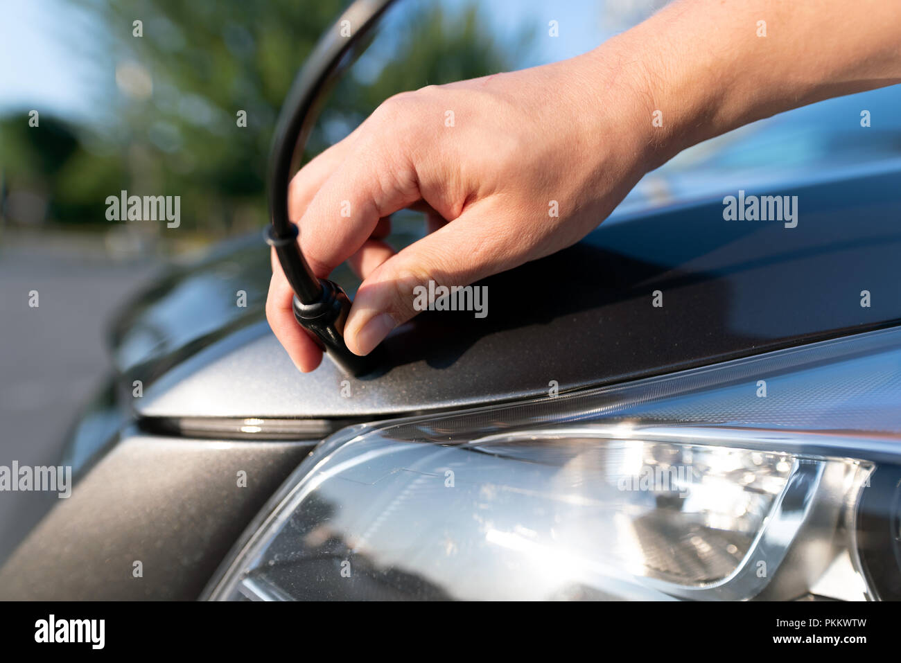 Measuring thickness of the car paint coating with paint thickness gauge